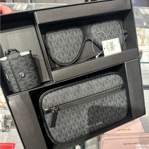 MICHAEL KORS MENS BOXED 3-in-1 LOGO TRAVEL GIFT SET BLACK - Picture 1 of 10